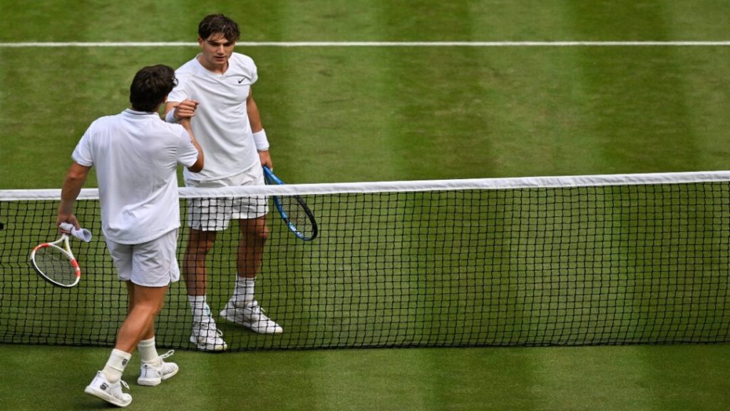 Djokovic sufre para acceder a tercera ronda en Wimbledon, Swiatek sin apuros