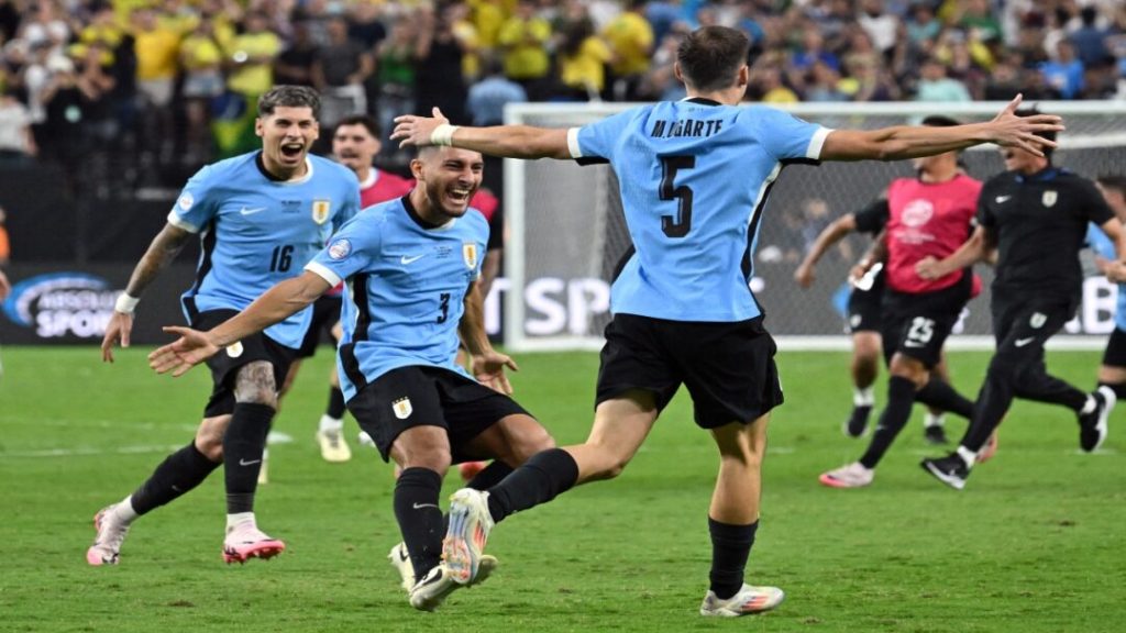 Uruguay, con diezmada defensa pero letal ataque, y una inspirada Colombia van por la final