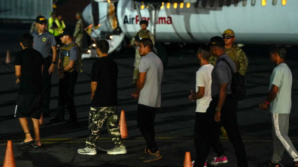 Panamá deporta a primer grupo de migrantes detenidos en el Darién bajo acuerdo con EEUU
