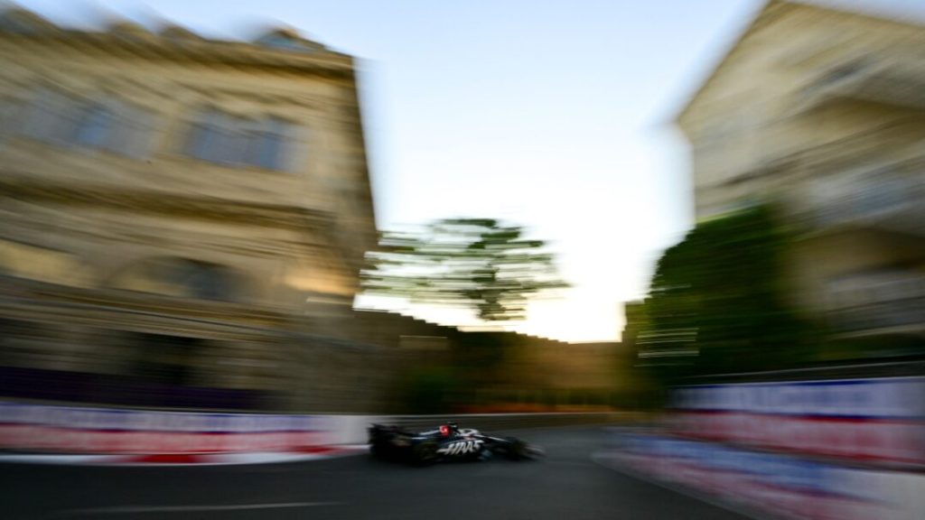 Leclerc domina unos reñidísimos ensayos libres en las calles de Bakú