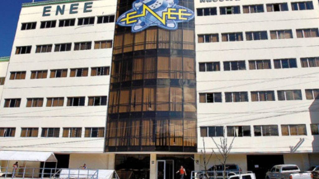 Jubilados de la ENEE exigen ajuste del 5% en pensiones para mejorar su calidad de vida