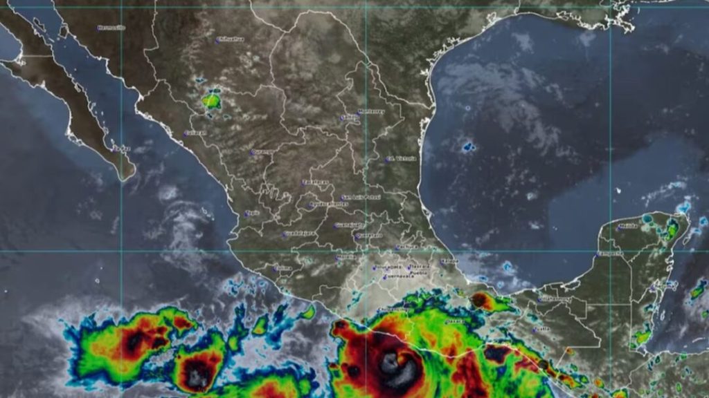 Huracán John impacta Oaxaca y Guerrero, ahora es tormenta tropical