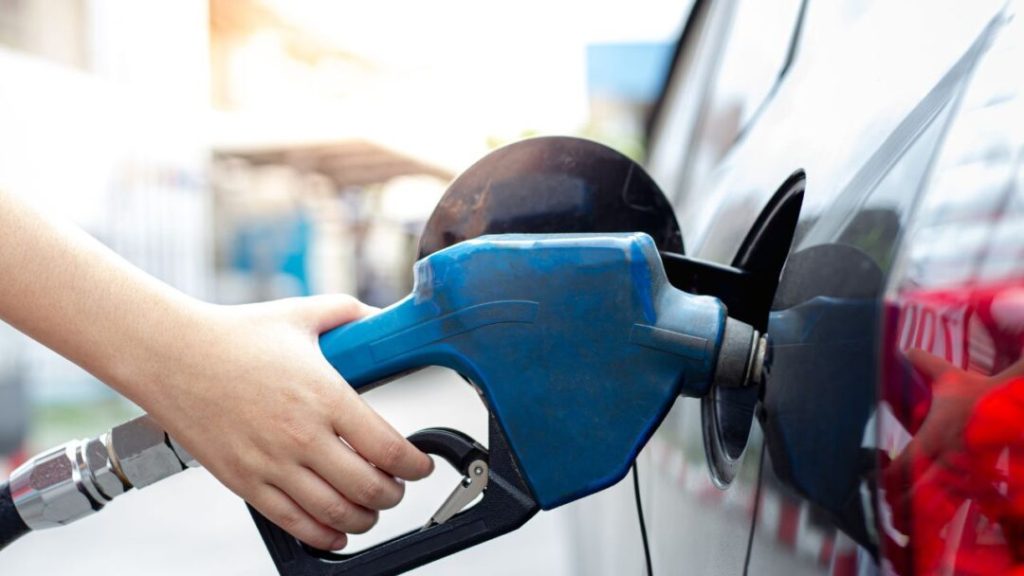 Se reportan rebajas en precios de combustibles a partir del lunes