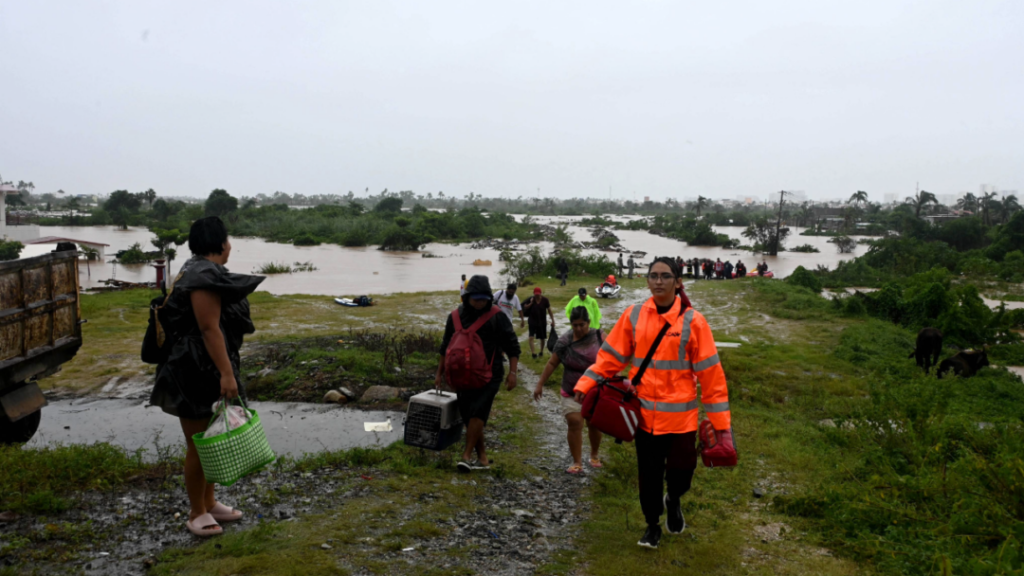 Huracán John causa al menos cinco muertes y anega la ciudad mexicana de Acapulco
