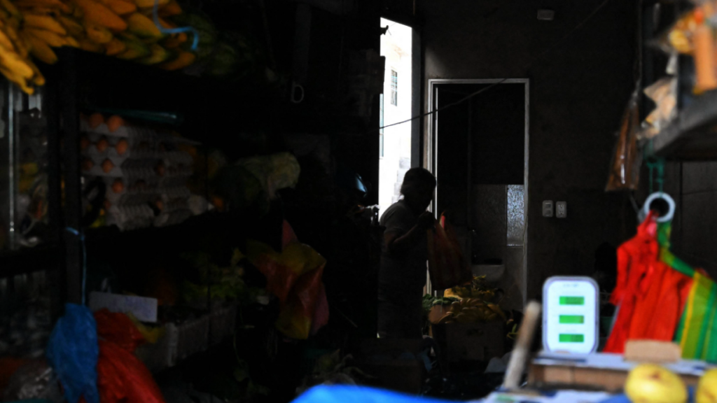 “Dan ganas de llorar”: se agrava crisis eléctrica en Ecuador con apagones de 14 horas