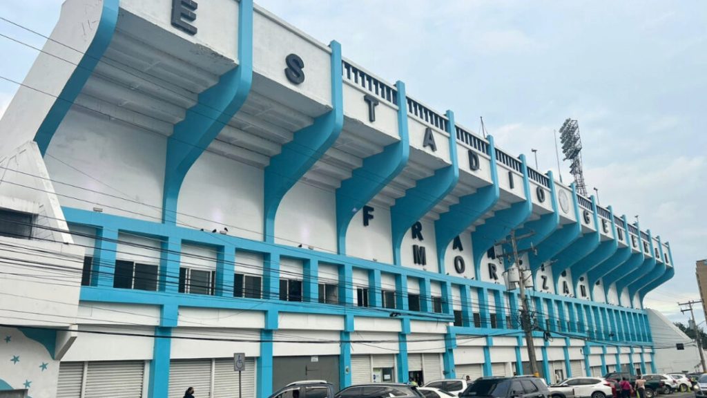 Accesos del estadio Morazán en San Pedro Sula están cerrados y Policía Nacional pone orden en la zona