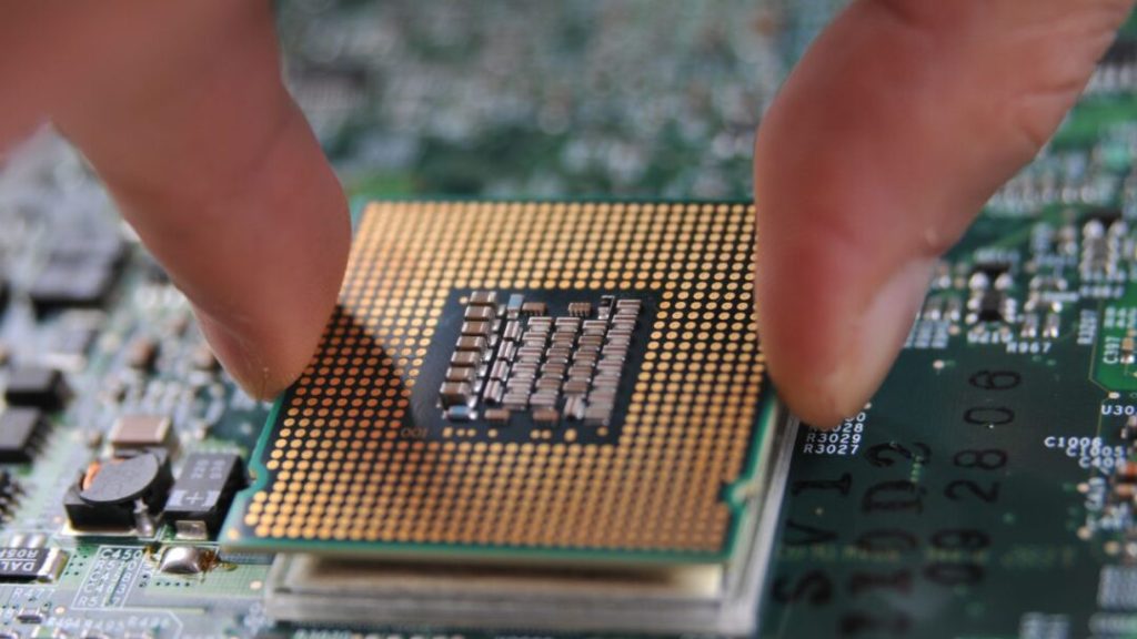 EE.UU. impone restricciones a China en tecnología de microchips