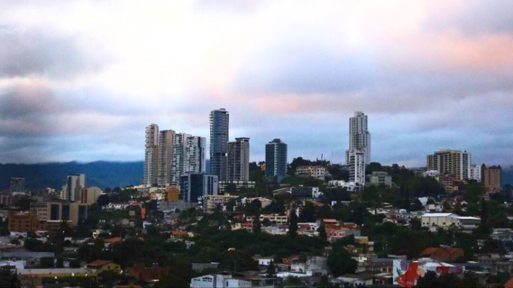 Vientos frescos y lluvias dispersas marcan el día en el país