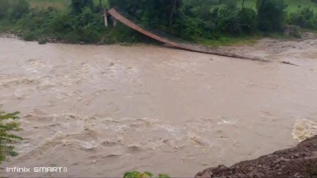 Puente colapsa y aísla 11 comunidades en Santa Bárbara e Intibucá