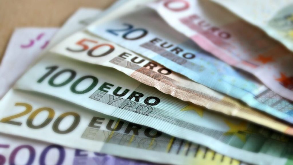 El euro alcanza su nivel más bajo desde 2022