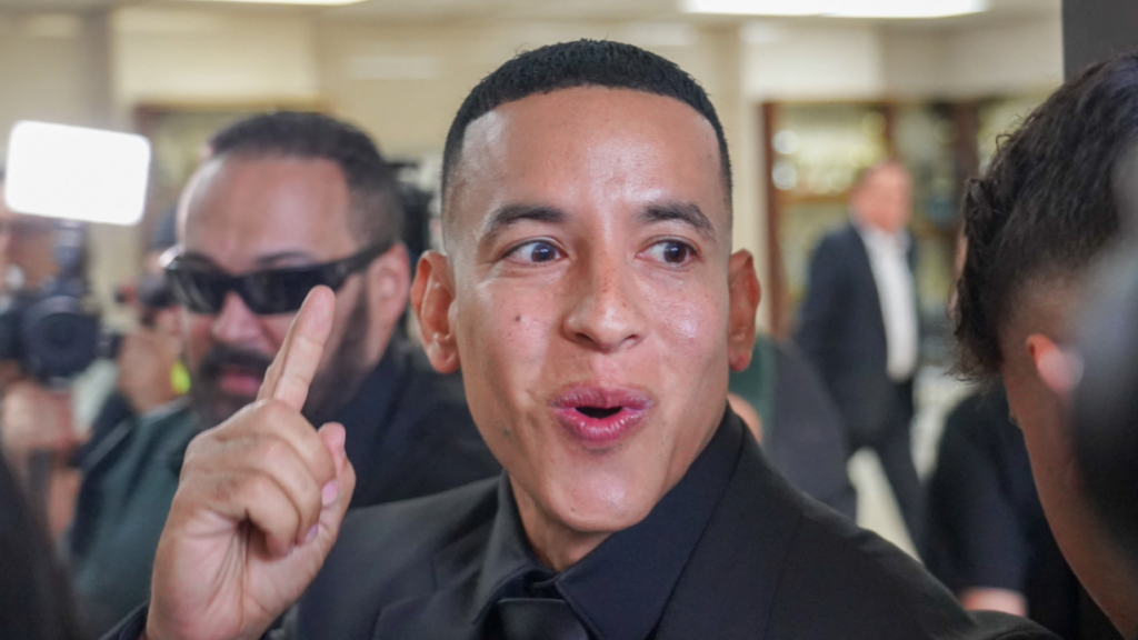 Daddy Yankee contrata ex jefe del FBI para ordenar sus empresas