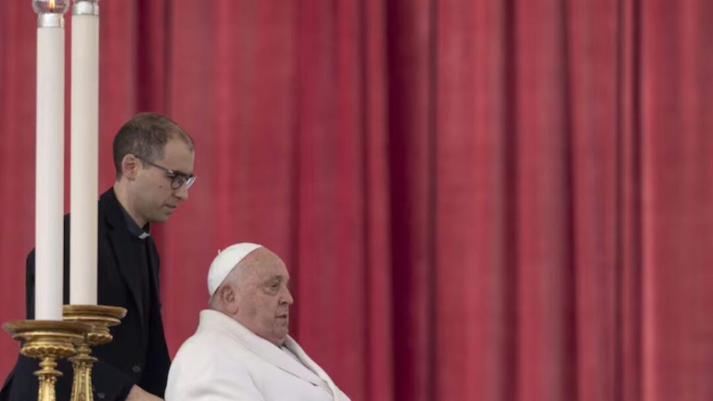 Papa Francisco mejora ligeramente tras 14 días de hospitalización