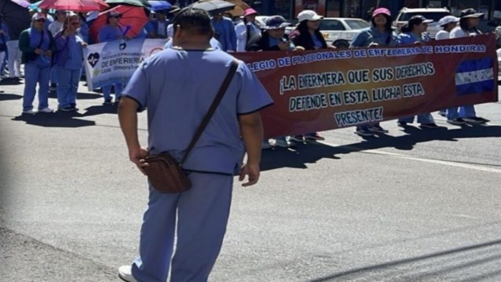 Enfermeras marchan por incumplimiento de acuerdos laborales