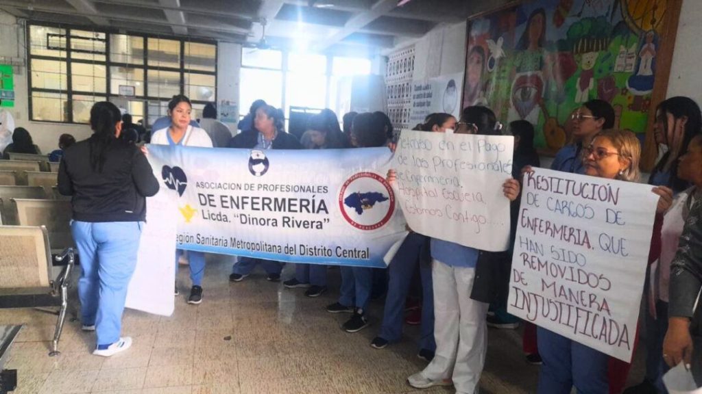 Enfermeras en protesta de brazos caídos a nivel nacional
