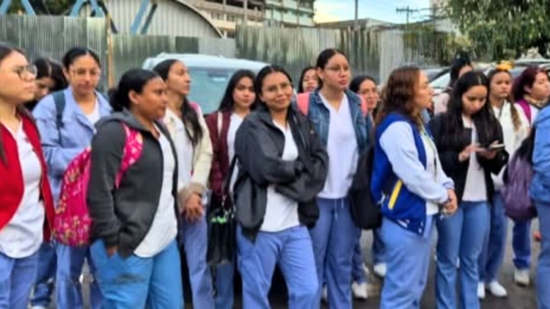 Plantón de estudiantes de enfermería exige respeto a acuerdos laborales