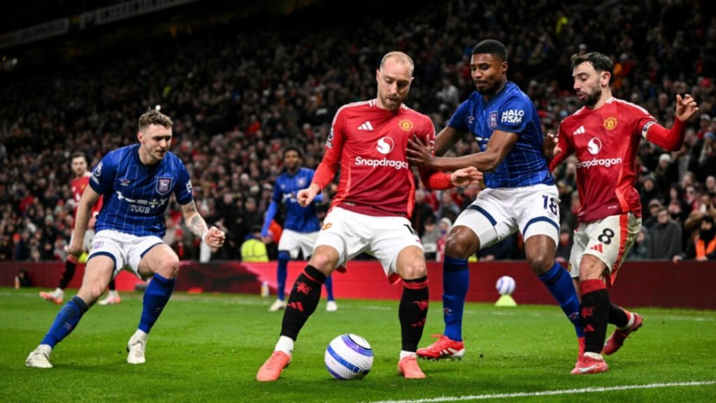Manchester United resiste con diez para ganar 3-2 al Ipswich