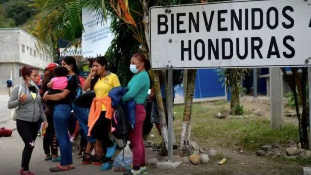 Avión con 170 venezolanos deportados por EEUU llega a Honduras rumbo a Caracas