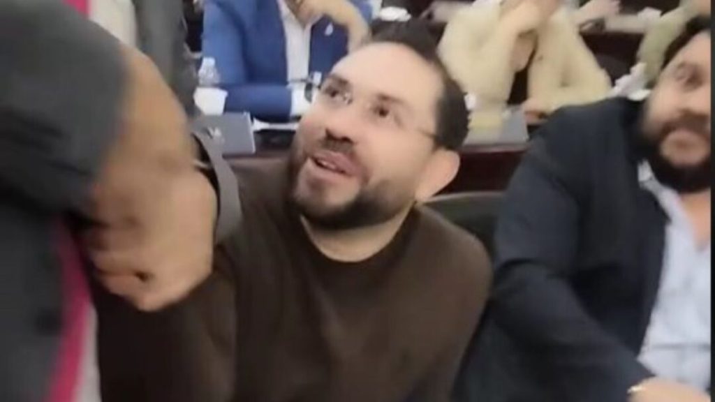 Oficialista forcejea con Jorge Cálix para impedir su voto en el Congreso Nacional