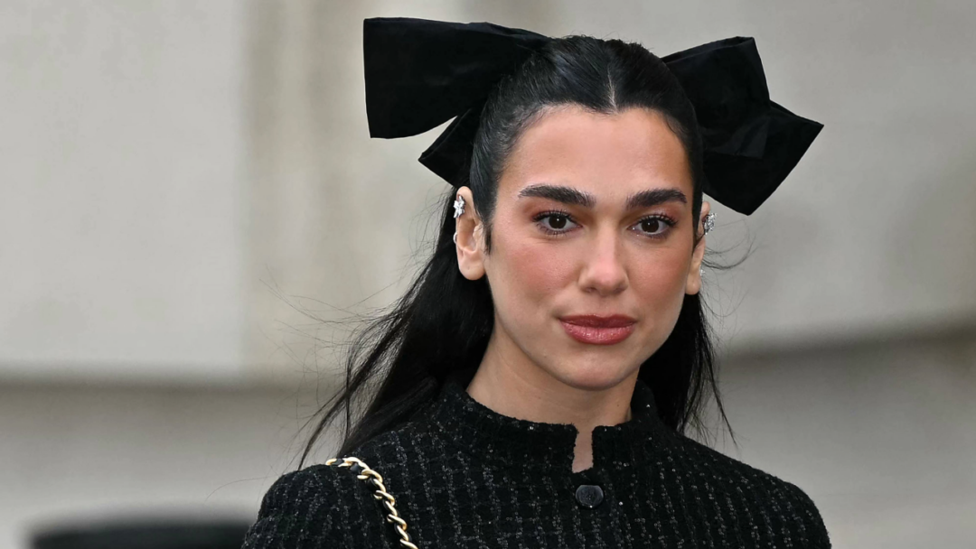 Dua Lipa es la nueva embajadora de los bolsos Chanel 25