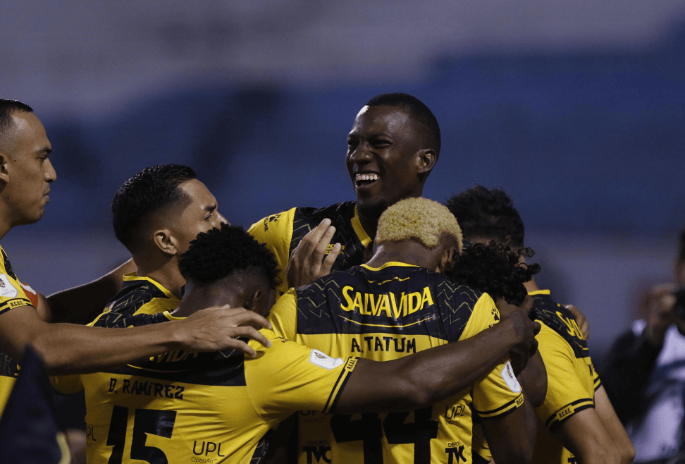 Real España derrota a Victoria y escolta al líder Olimpia