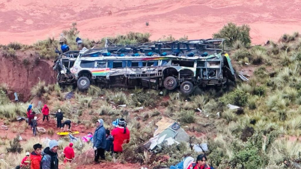 Al menos 25 muertos en un nuevo accidente de carretera en Bolivia
