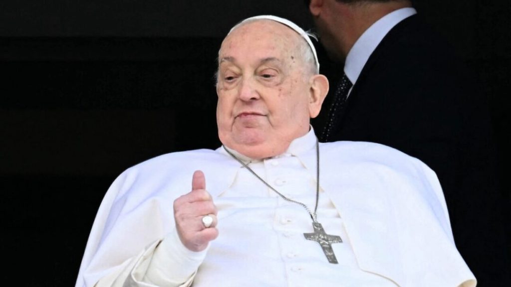 El papa, convaleciente, aparecerá en público por Pascua