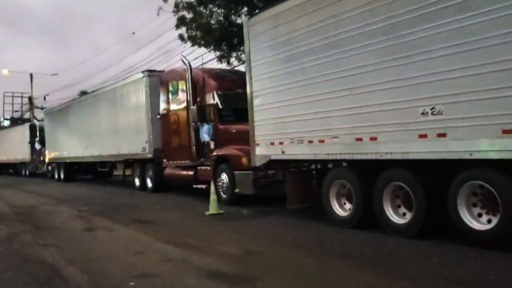 Caos vehicular por material electoral varado afuera del INFOP