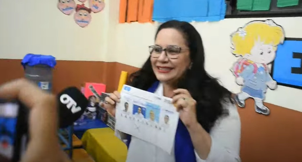 Ana García vota en Lempira: “Declaro que Dios me dará la victoria”