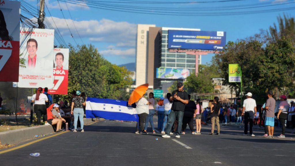 Hondureños protestan en las calles por la demora en la entrega del material electoral
