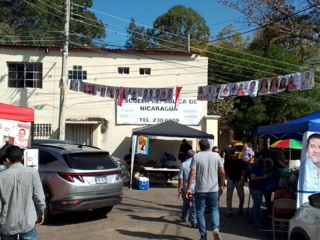 Votantes, molestos exigen transparencia ante la demora en apertura en los centros de votación