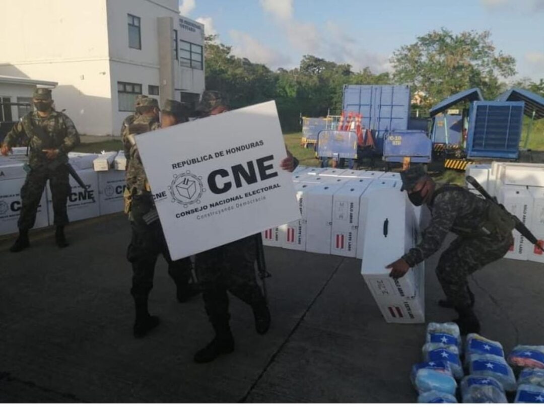 Caos logístico y desorganización: maletas electorales varadas en Islas de la Bahía