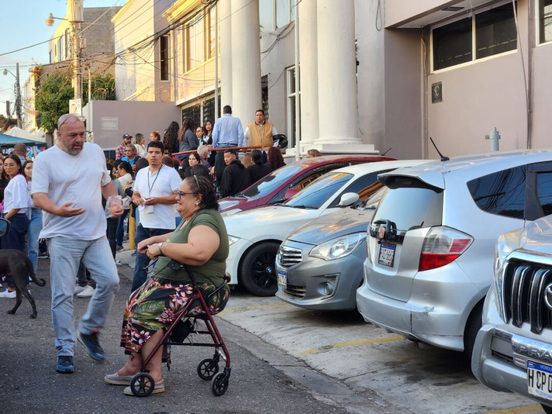 Hondureños presentes en centros de votación