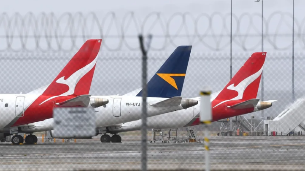 Pasajeros someten a joven que intentó abordar armado a un avión