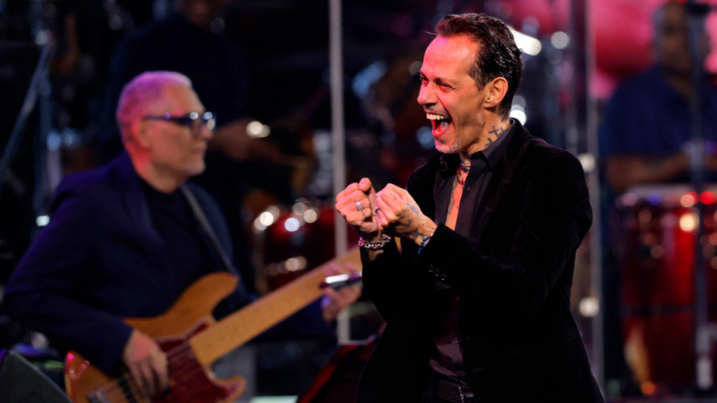 Marc Anthony se enfurece tras ataque con botella en concierto en Colombia