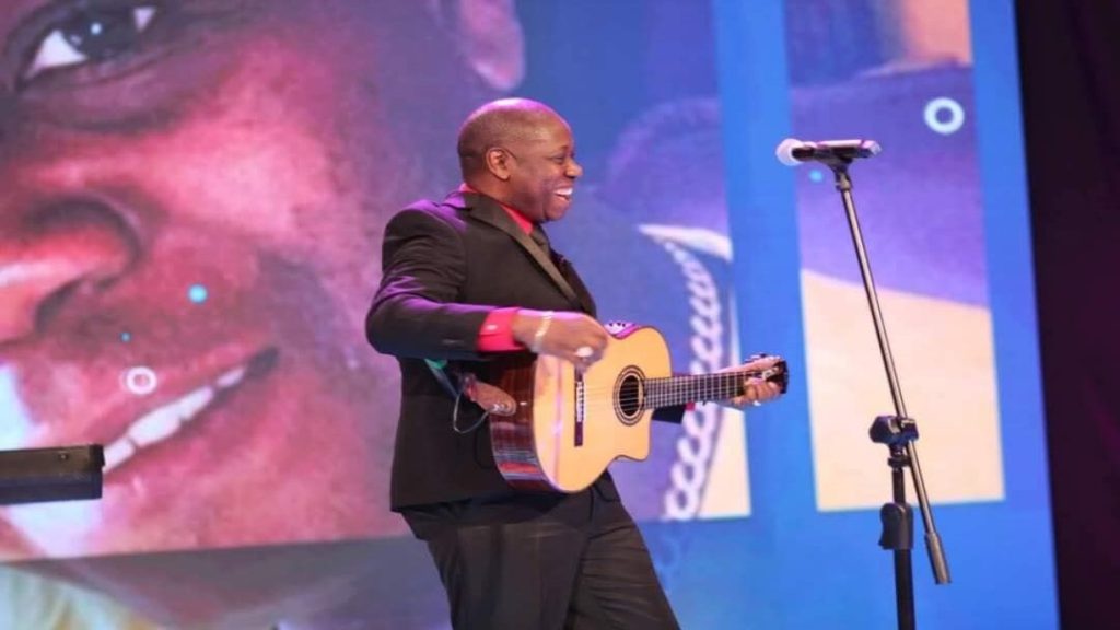 Muere Aurelio Martínez, exponente de la música Garífuna, en accidente aéreo en Roatán