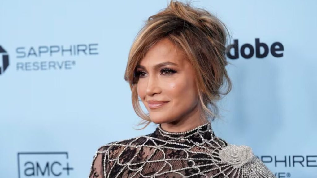 Jennifer López deslumbra en Broadway con su acompañante