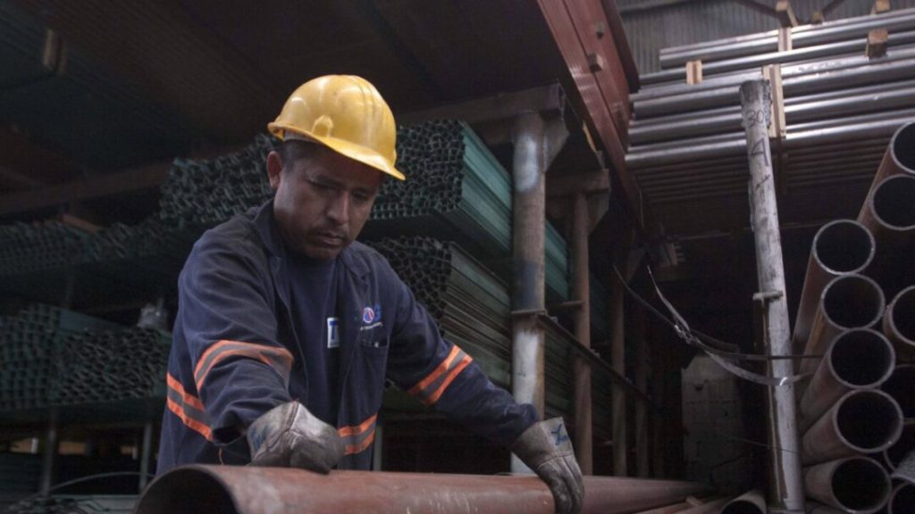 El oro cotiza a un máximo histórico por encima de los 3.500 dólares