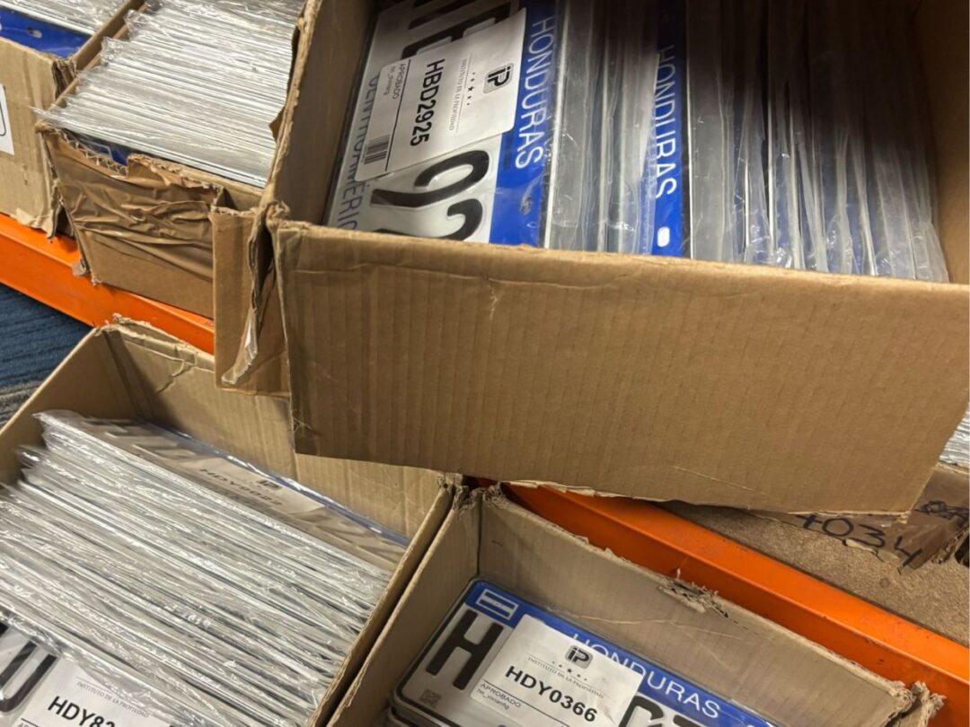 IP asegura que no entrega placas VIP, pero memorándums exponen las preferencias