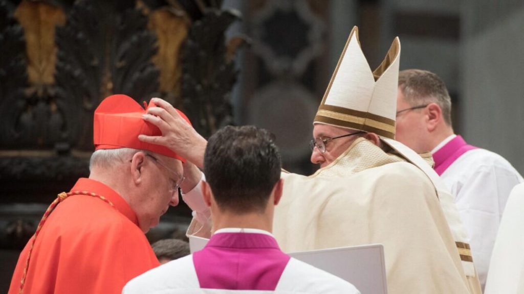 El camarlengo, el fiel colaborador del papa que administra la Iglesia tras su muerte