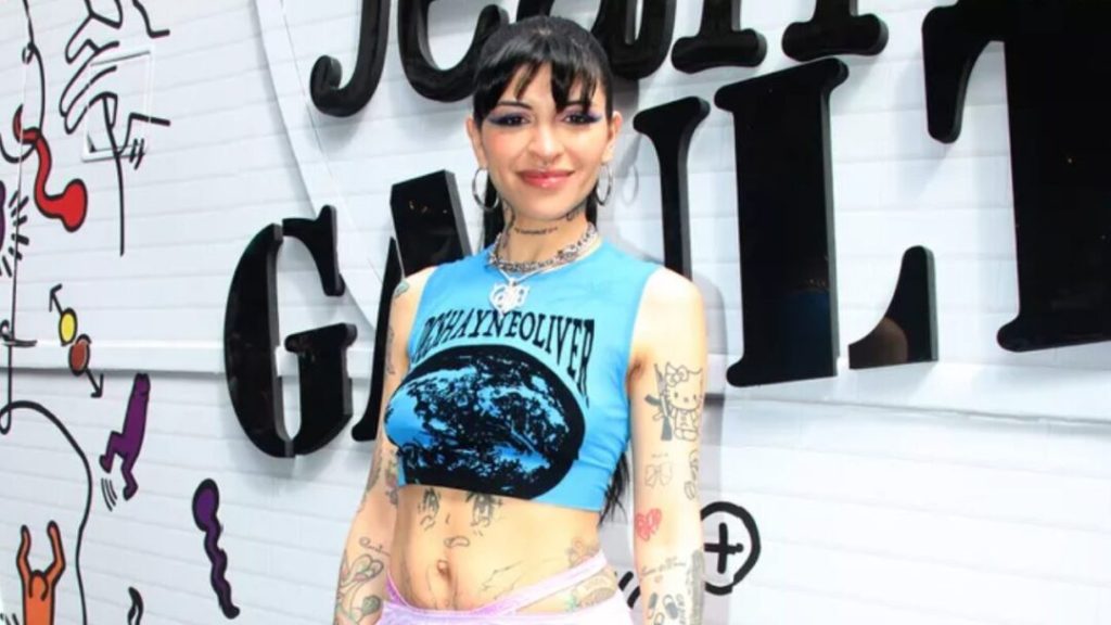 Desde maquillaje hasta un tenedor: Cazzu revela todo lo que lleva en su bolso Dior