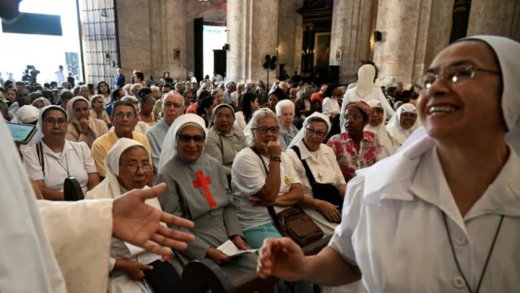 Católicos cubanos despiden al papa Francisco en la catedral de La Habana