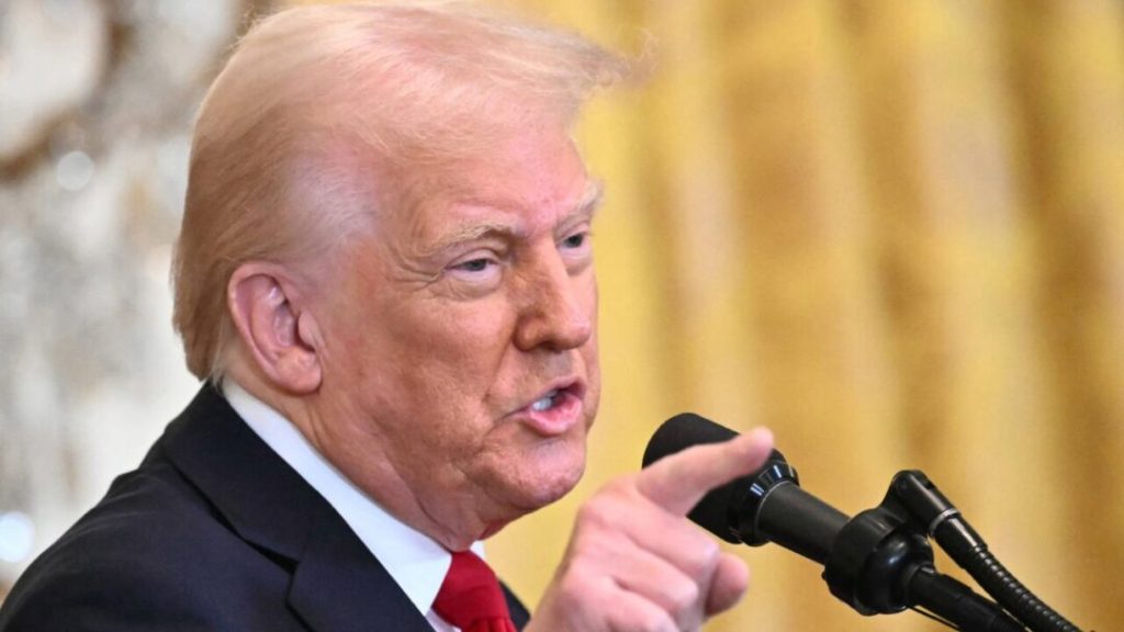 Trump firma orden para aumentar la presión del agua en las duchas