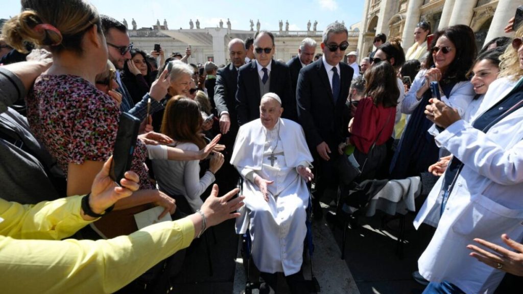 El papa Francisco, “contento” de salir y encontrar gente