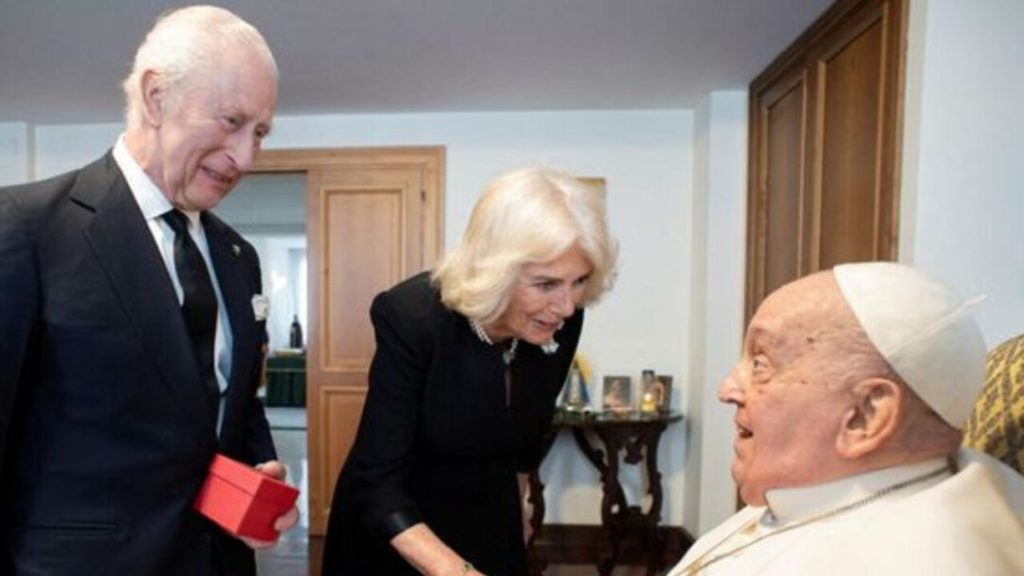 El Vaticano publica imagen del papa Francisco junto al rey Carlos III y la reina Camila