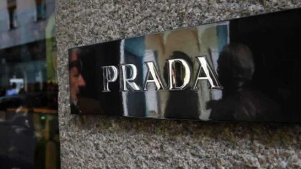 Prada anuncia compra de su rival Versace por 1.250 millones de euros