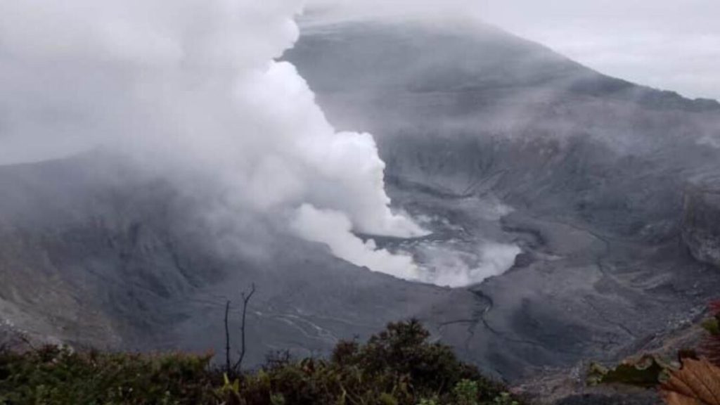 Volcán Poás de Costa Rica arroja cenizas a más de tres kilómetros de altura
