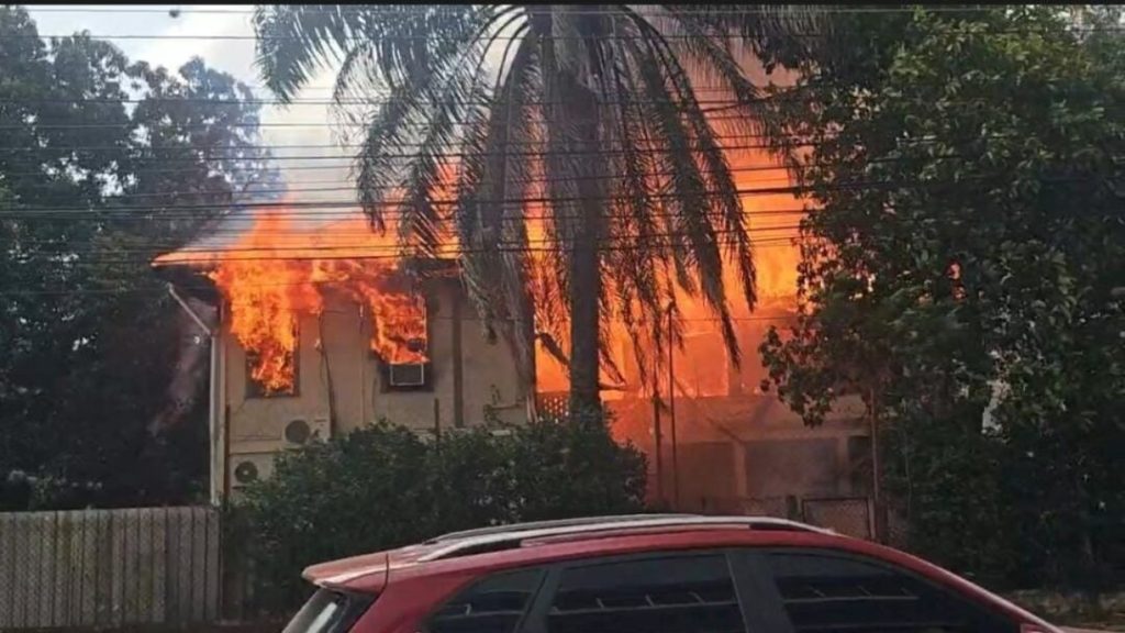 En llamas histórica casa en el barrio El Benque de San Pedro Sula