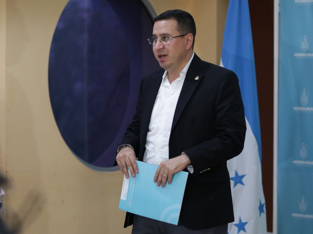 Secretaría de Transparencia anuncia investigación por sobrevaloración de laptops y entrega de placas VIP