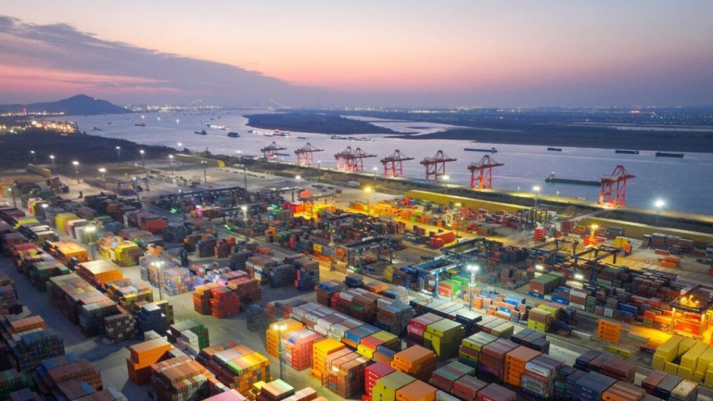 Trump eleva al 90% los aranceles sobre pequeños paquetes chinos y apunta al e-commerce