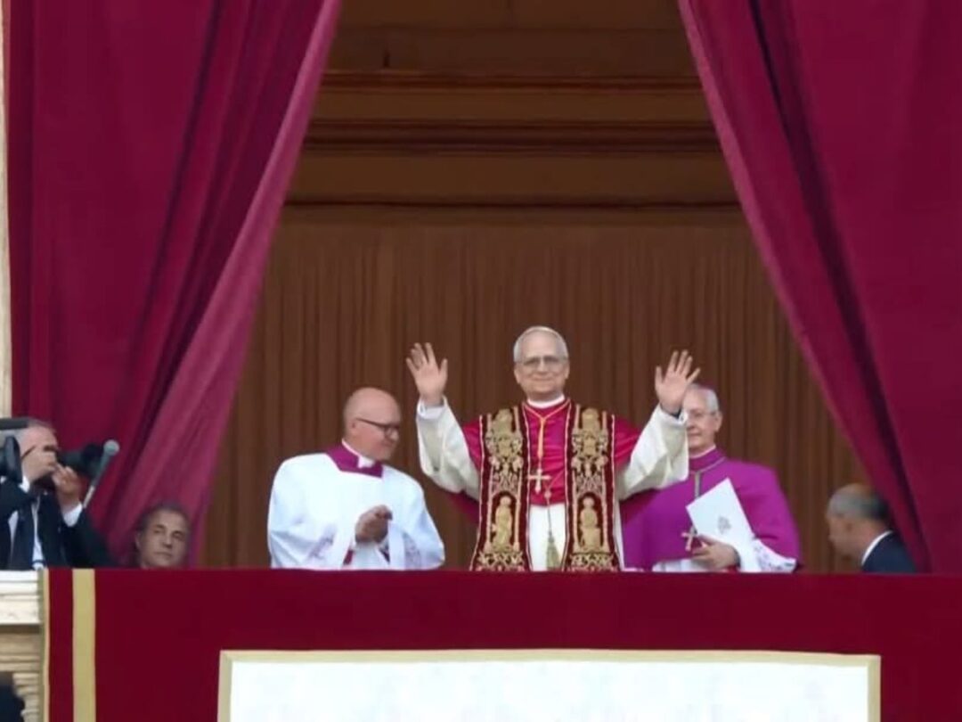 El nuevo papa León XIV saluda en español a su antigua diócesis de Chiclayo en Perú